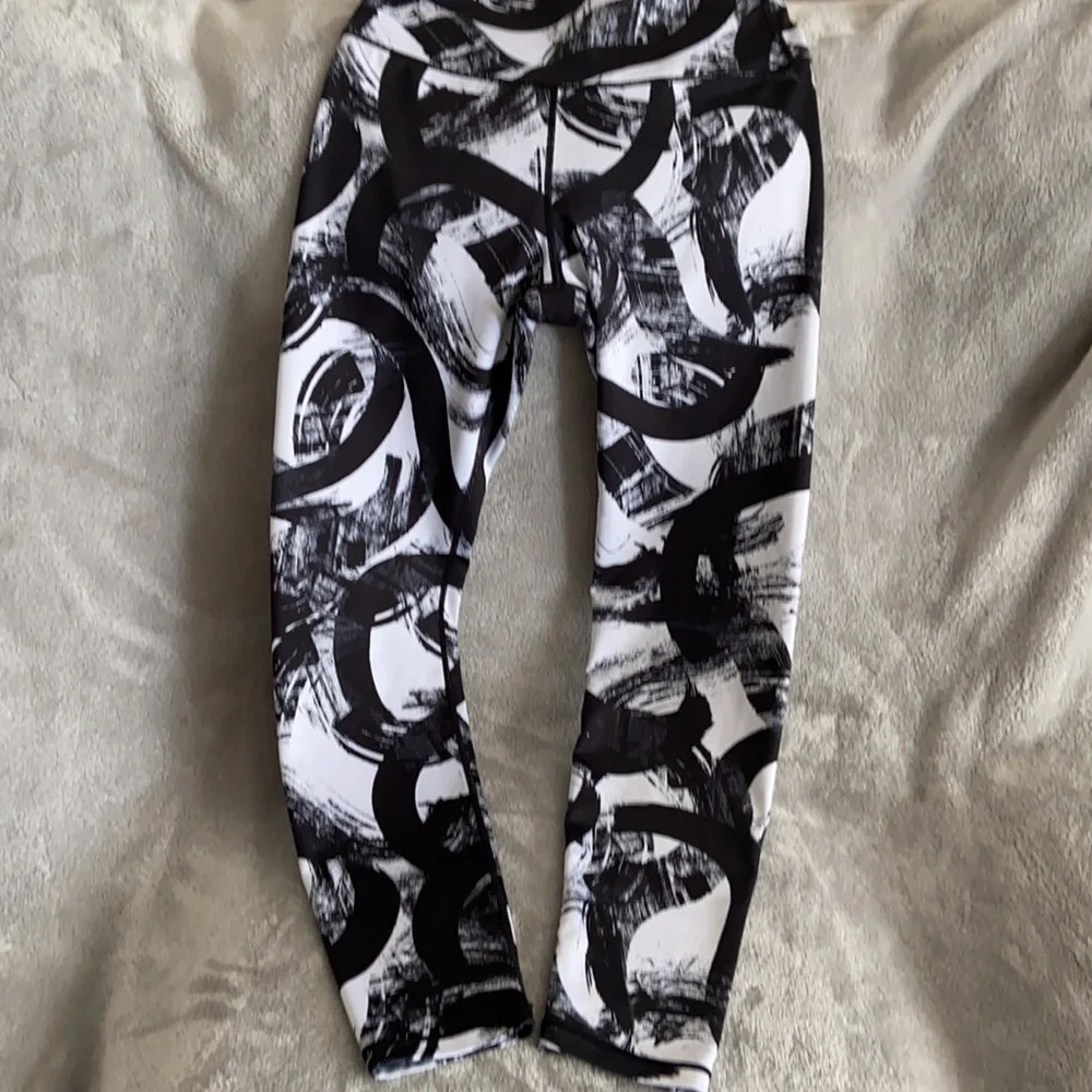 Women’s Yelete Active Leggings; Size Small; Black & White - Picture 3 of 3